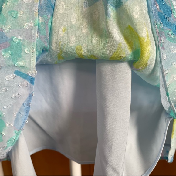 Isaac Mizrahi Women’s Blue Abstract Floral Textured Bell Sleeve Blouse Size 16 - Picture 5 of 13